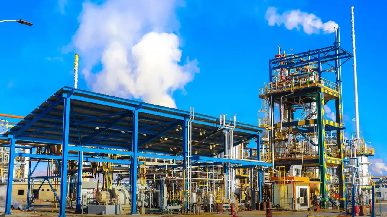 تراجع أسعار النفط.. كيف أثرت قوة الدولار والمخاطر العالمية على السوق؟